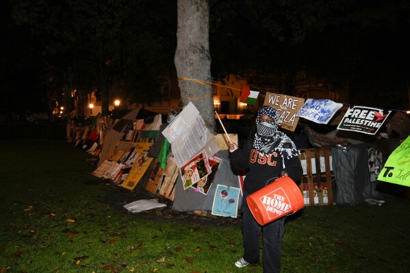 Acampamentos universitários: manifestantes da USC cumprem ordem de saída