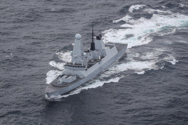 Trong bức ảnh này do Bộ Quốc phòng cung cấp vào Thứ Bảy, ngày 16 tháng 12 năm 2023, hình ảnh tàu HMS Diamond ngoài khơi bờ biển Scotland, ngày 4 tháng 10 năm 2020. Một tàu chiến của Hải quân Hoàng gia Anh đã bắn hạ một máy bay không người lái bị nghi ngờ tấn công nhắm vào các tàu thương mại ở Biển Đỏ, Bộ trưởng Quốc phòng Anh cho biết hôm thứ Bảy, ngày 16 tháng 12 năm 2023. Grant Shapps nói rằng HMS Diamond đã bắn một tên lửa Sea Viper và phá hủy một máy bay không người lái đang “nhắm mục tiêu vào tàu buôn”. (LPhot Belinda Alker/Bộ Quốc phòng qua AP)