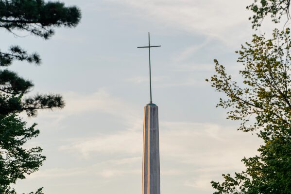 El jueves 17 de abril de 2025, hay una cruz en la cima de la Arquidiócesis de Oklahoma City en Oklahoma City, Oklahoma. (AP Photo/Nick Oxford)