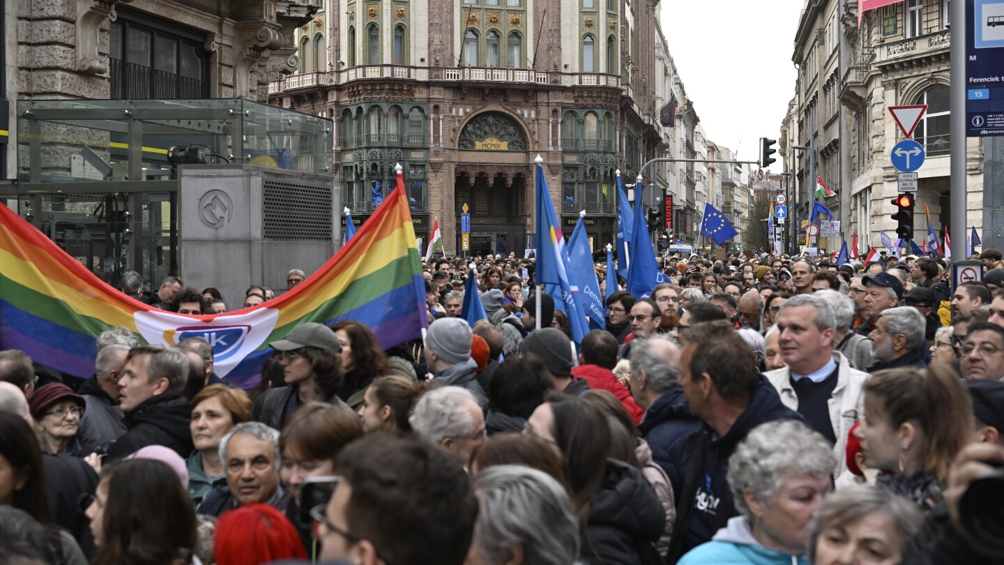 Будапеща Унгария AP Хиляди протестиращи се събраха за четвъртата