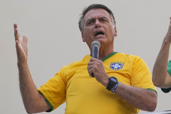 La policía brasileña acusa al expresidente Bolsonaro en un caso de diamantes no declarados, dicen fuentes