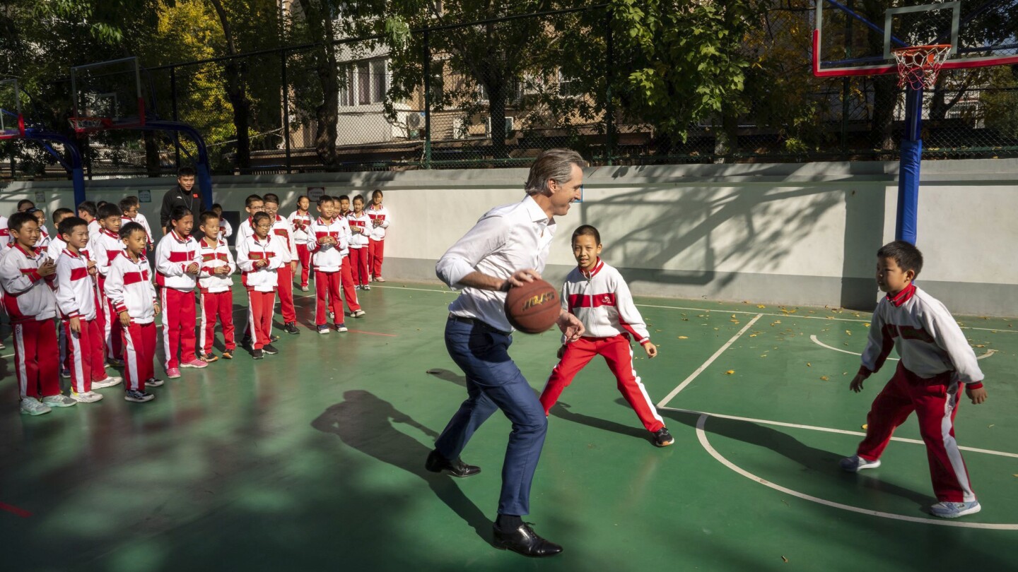 Les politiciens et les mésaventures sportives : Gavin Newsom et sa chute embarrassante lors d’un match de basket en Chine