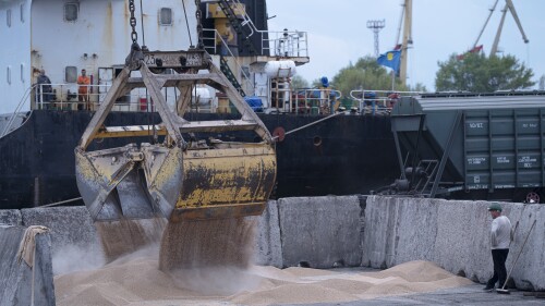 ウクライナ戦争 FILE - Workers load grain at a grain port in Izmail, Ukraine, on April 26, 2023. Russia has repeatedly fired missiles and drones at Ukrainian ports key to sending grain to the world. Moscow has declared large swaths of the Black Sea dangerous for shipping. (AP Photo/Andrew Kravchenko, File)