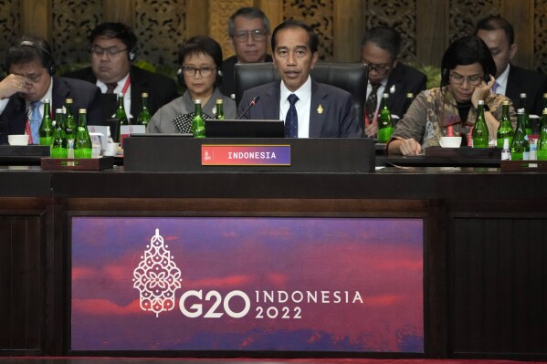 文件 - 印度尼西亚总统佐科·维多多 (Joko Widodo) 于 2022 年 11 月 15 日在印度尼西亚巴厘岛努沙杜瓦举行的 G20 领导人峰会上发表讲话。佐科·维多多从他长大的河边贫民窟一路崛起，成为印度尼西亚总统，凸显了世界经济的发展有多远第三大民主国家十年前就摆脱了残酷的独裁时代。 维多多的第二个也是最后一个五年任期将于 10 月结束，被一些人视为亚洲的巴拉克·奥巴马 (Barack Obama)，他留下了令人印象深刻的经济增长和一系列雄心勃勃的基础设施项目的遗产，其中包括一项耗资 330 亿美元的计划，将印度尼西亚拥挤的首都迁往印度尼西亚。婆罗洲边境岛屿。  （美联社照片/Dita Alangkara，档案）