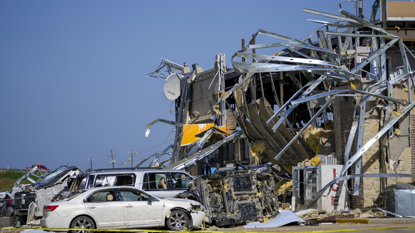 ВАЛИ ВЮ Тексас AP — Мощни бури убиха най малко 18