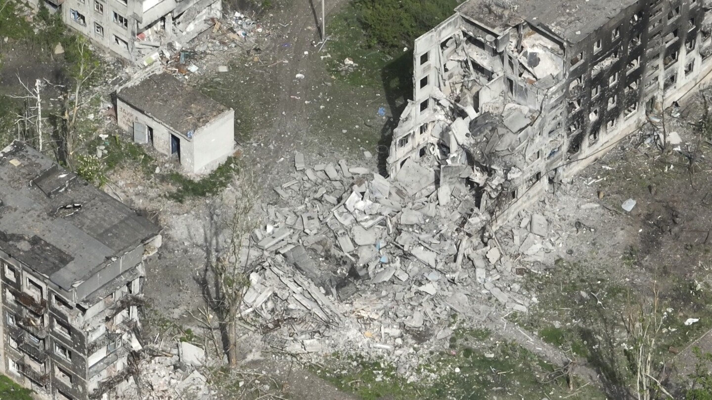 Кадри от дрон показват опустошение в Часов Яр, източноукраински град, който Русия атакува