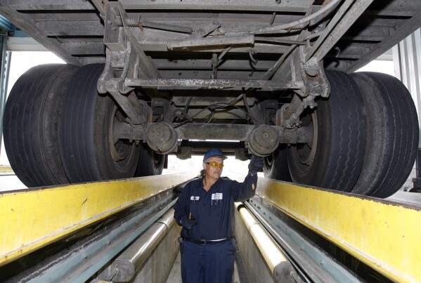 L'ispettore di veicoli commerciali della California Highway Patrol, Ruben Montanez, ispeziona il telaio di un camion in arrivo negli Stati Uniti dal Messico presso la stazione di ispezione Otay Mesa della CHP, giovedì 6 settembre 2007, a San Diego. (AP Photo/Denis Poroy)