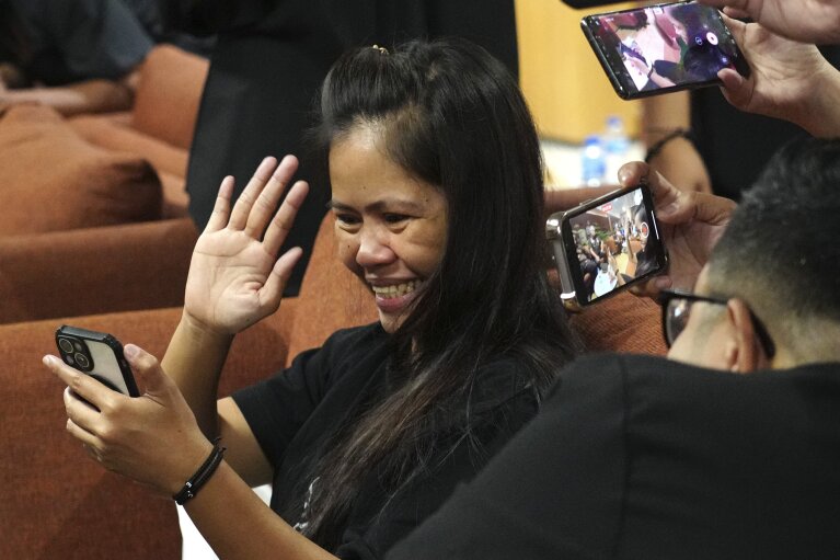 Filipina who received a last-minute reprieve from an Indonesian firing squad is returning house