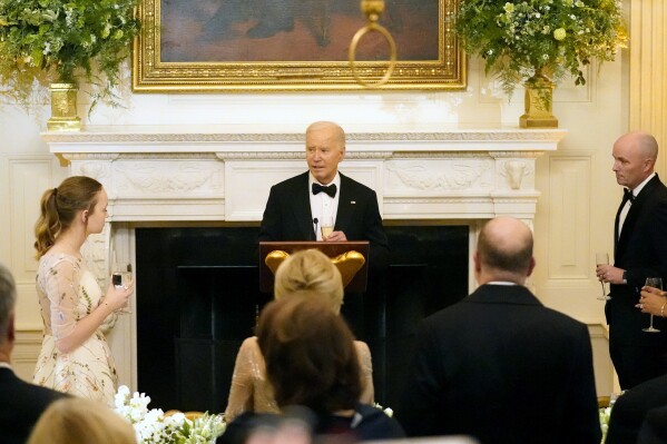 El presidente estadounidense Joe Biden habla ante integrantes de la Asociación Nacional de Gobernadores durante un evento de gala en el Comedor Estatal de la Casa Blanca, en Washington, el sábado 24 de febrero de 2024. (AP Foto/Stephanie Scarbrough)