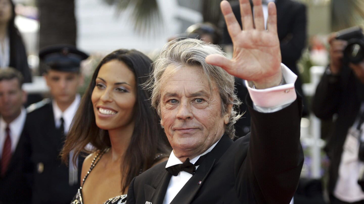 La defunta star del cinema francese Alain Delon voleva che il suo cane fosse sepolto con lui e che avesse l’opportunità di vivere con lui.