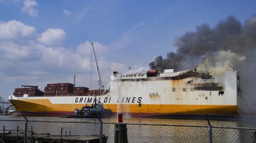 Los equipos de emergencia combaten un incendio a bordo del buque de carga Grande Costa d'Avorio de bandera italiana en el puerto de Newark, el viernes 7 de julio de 2023, en Newark, Nueva Jersey. Incendio que cobró la vida de dos bomberos de Newark Augusto "Augie" Se acabó y Wayne "Oso" arroyos jr.  y expuso brechas en la capacidad de los equipos de bomberos para responder a emergencias en enormes buques portacontenedores.  (Foto AP/John Minchillo)