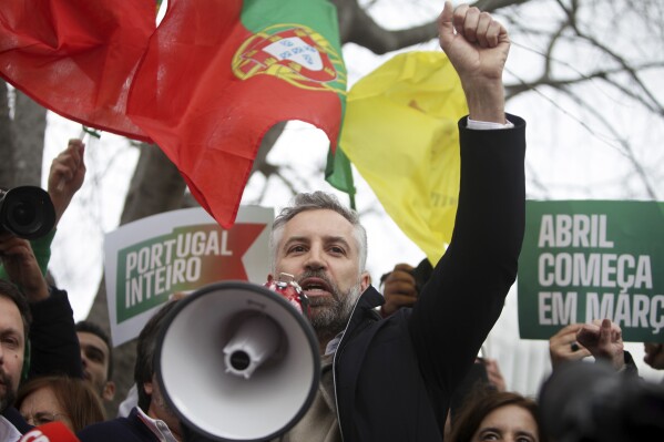 El líder del Partido Socialista, Pedro Nuno Santos, se dirige a sus seguidores mientras hace campaña en la calle en el suburbio lisboeta de Moscaved, el viernes 8 de marzo de 2024. (Foto AP/Joao Henriques)