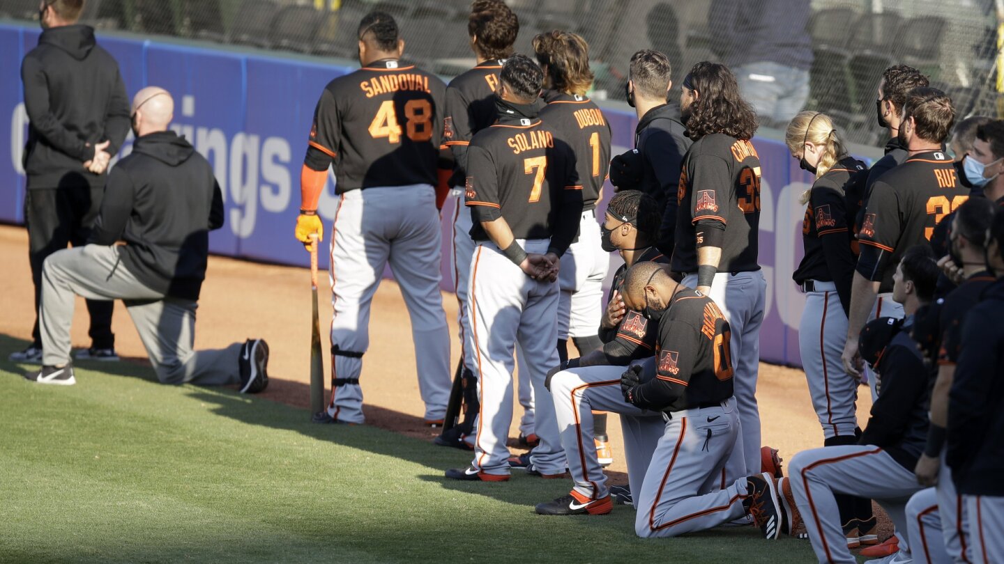 Many Giants continue to kneel during anthem on Opening Night, team