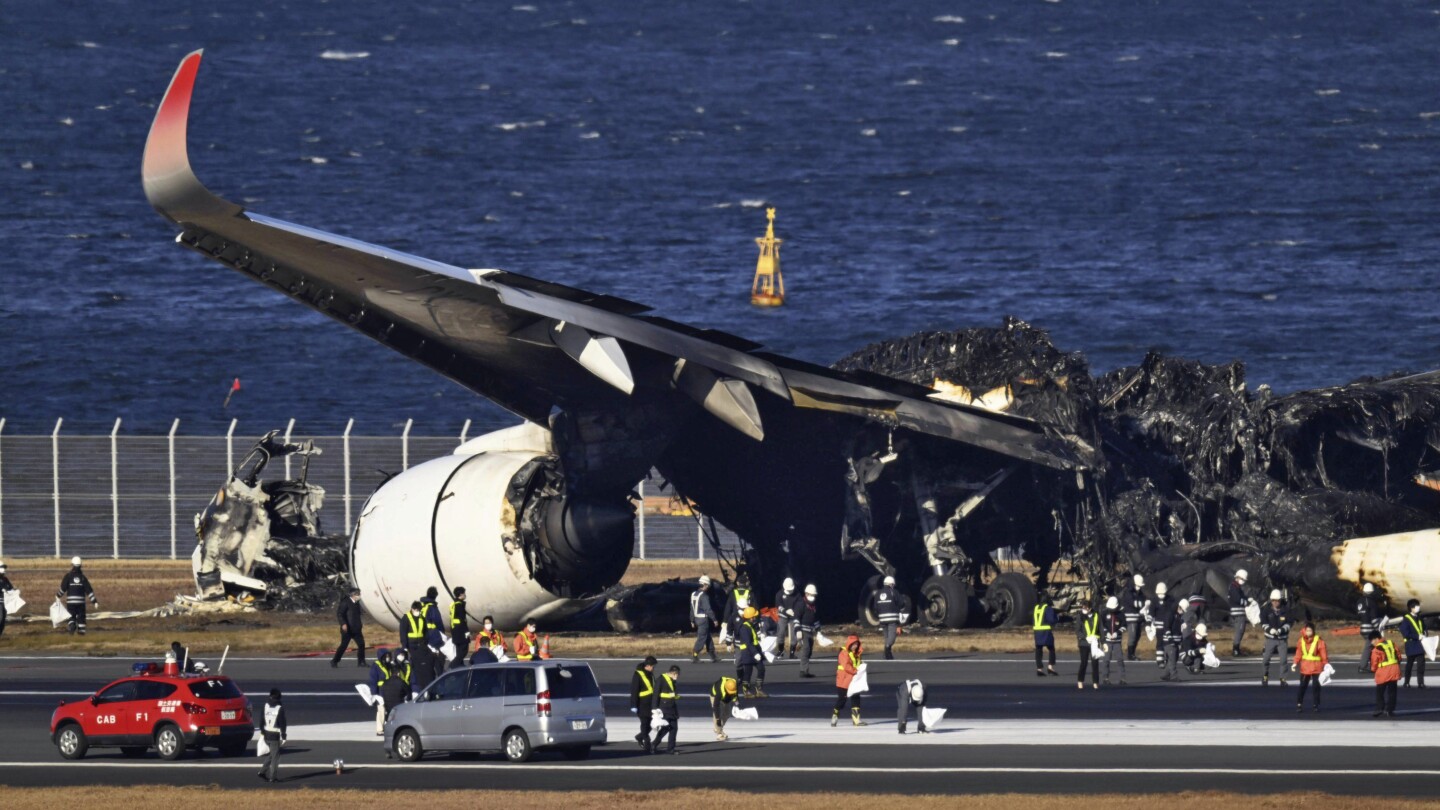 Пътниците на полет 516 на Japan Airlines бяха закопчани и