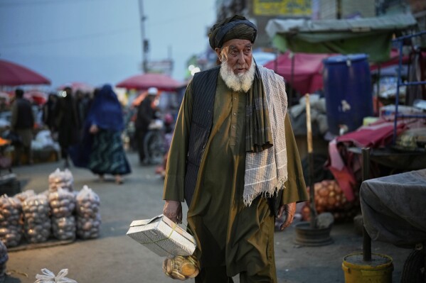 یک مرد افغان یک روز قبل از عید عید عید ، یا "جشن فداکاری"، در کابل ، افغانستان ، جمعه ، 6 ژوئن 2025. (عکس AP/ابراهیم نوروزی)