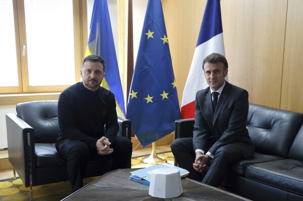 O presidente da Ucrânia, Volodymyr Zelenskyy, à esquerda, conhece o presidente francês Emmanuel Macron, à margem do Conselho Europeu, para discutir o apoio contínuo à Ucrânia e a Defesa Europeia, em Bruxelas, quinta -feira, 6 de março de 2025 (Ludovic Marin, Pool via AP)