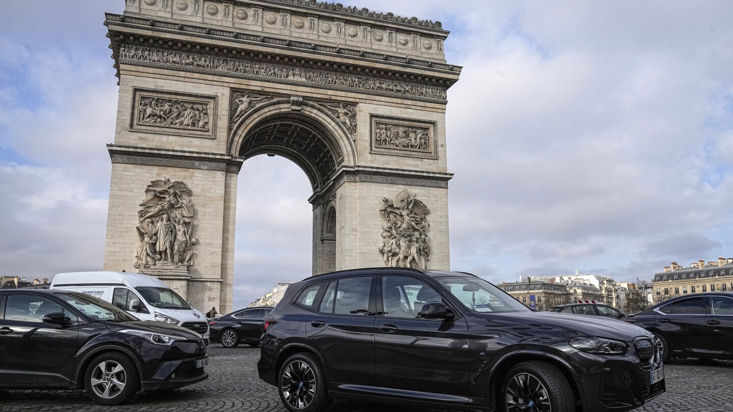 Jaunākajā zaļajā kampaņā pirms olimpiskajām spēlēm Parīzieši balso par to, lai apvidus automobiļiem tiktu piemērotas pārmērīgas stāvvietas