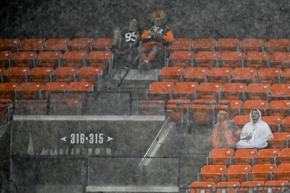 Storm, lightning delays start of exhibition between Washington Commanders  and Cleveland Browns
