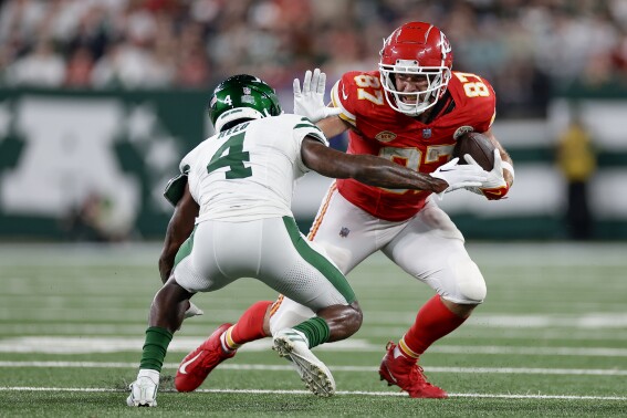 Patrick Mahomes, Chiefs withstand rally by Zach Wilson, Jets to