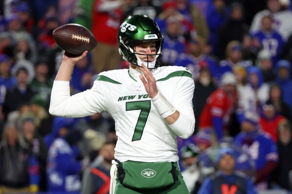 New York Jets quarterback Tim Boyle (7) throws a pass during the second half of an NFL football game against the Buffalo Bills in Orchard Park, N.Y., Sunday, Nov. 19, 2023. (AP Photo/Jeffrey T. Barnes )