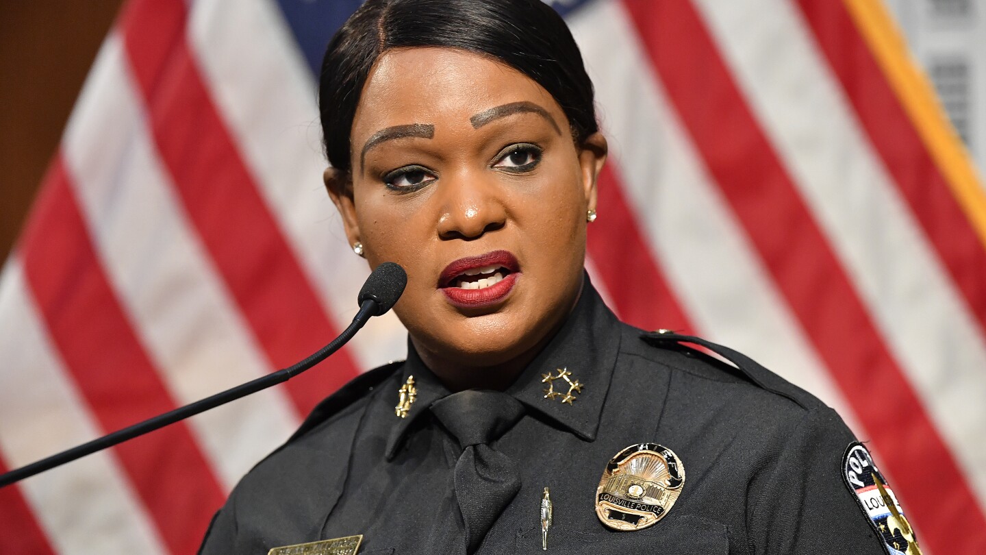 Началникът на полицията в Луисвил е отстранен заради обработката й на иск за сексуален тормоз, включващ служители