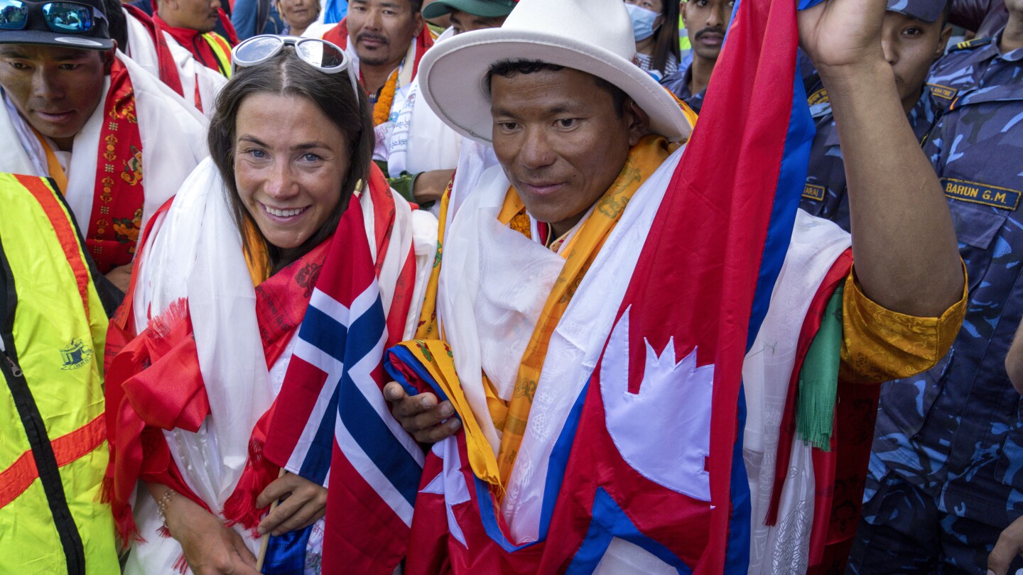 Y la cumbre del K2, que batió récords, se ha enfrentado a acusaciones de que escaladores occidentales dejaron morir a un hombre pakistaní.