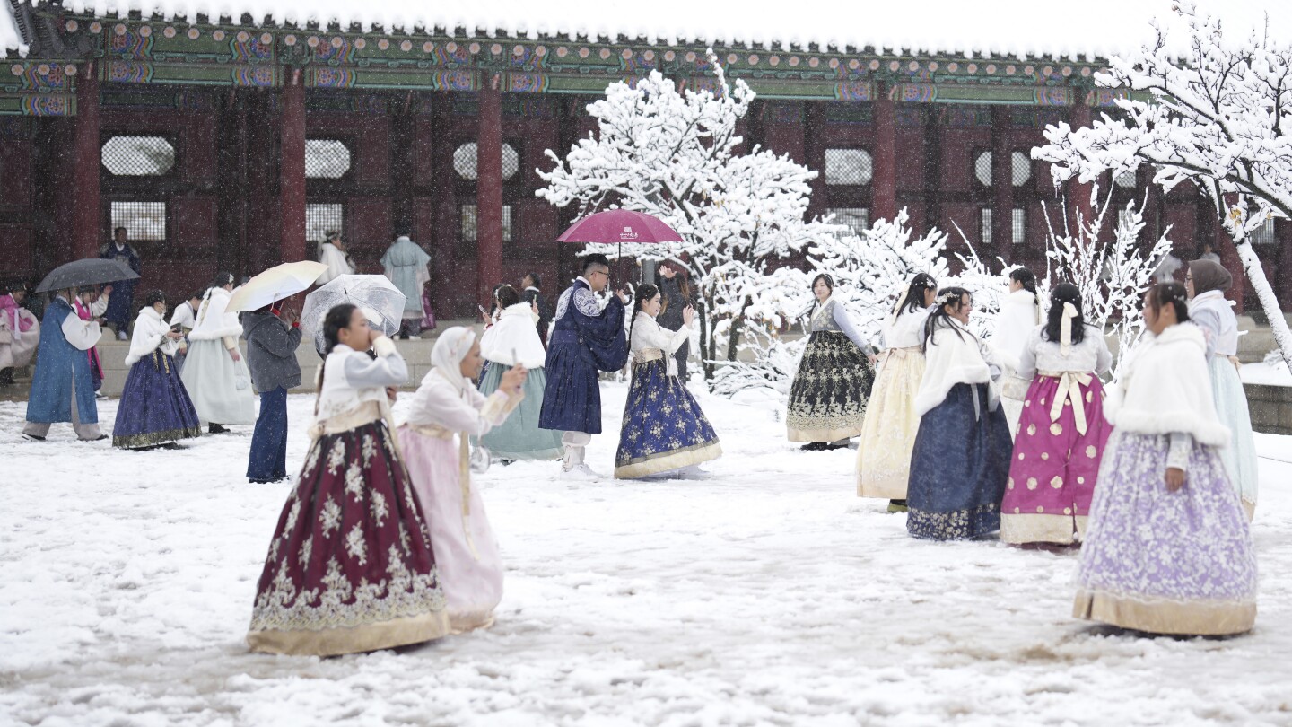 Biggest November snowstorm in half a century hits Seoul and grounds flights