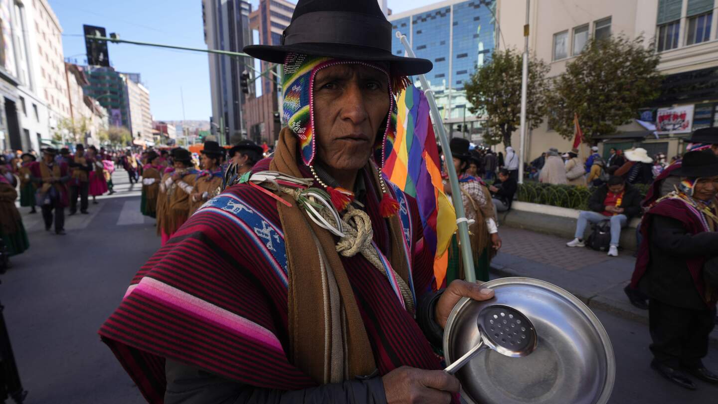 Presidente de Bolivia afronta más protestas con pedido de renuncia a tres meses de las elecciones