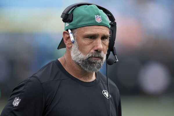 Jeff Ulbrich was a gritty player, a respected assistant and now takes over  a struggling Jets team | AP News