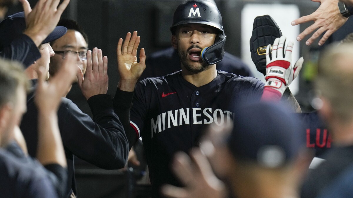 Foot injury forces Twins' Carlos Correa out of game in first