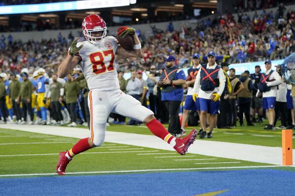 Mahomes, Kelce connect for 3 TDs, Chiefs beat Chargers 30-27