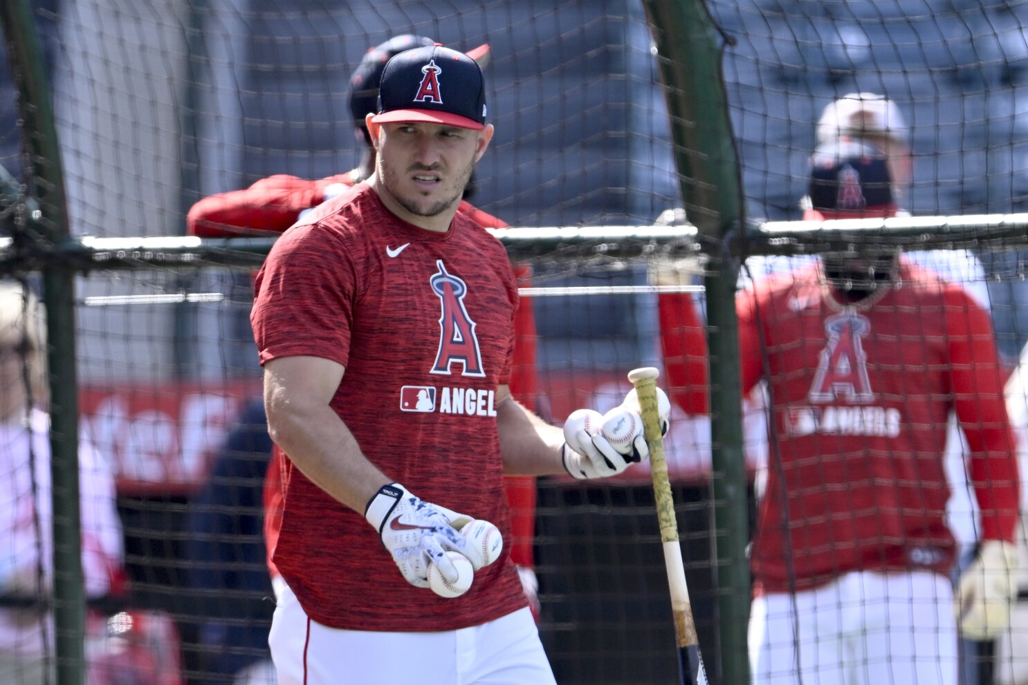 Mike Trout resumes swinging, plans return to running soon in his recovery from knee bone bruise