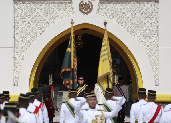 Sultan Ibrahim Sultan Iskandar, en la parte trasera del centro, observa la guardia de honor en el Palacio Nacional en Kuala Lumpur, Malasia, el miércoles 31 de enero de 2024. Sultan Ibrahim, el poderoso gobernante multimillonario del estado sureño de Johor, prestó juramento el miércoles como nuevo rey de Malasia. . (Hasnoor Hussain/Foto de piscina vía AP)