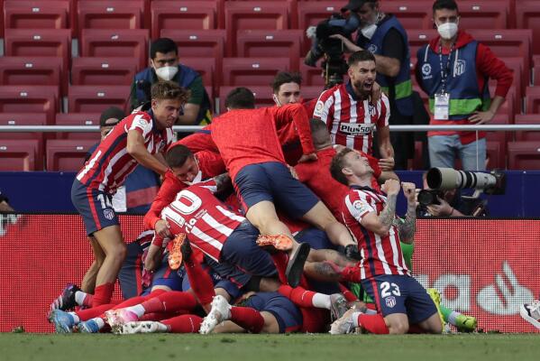 Suárez takes over to keep Atlético on track for league title