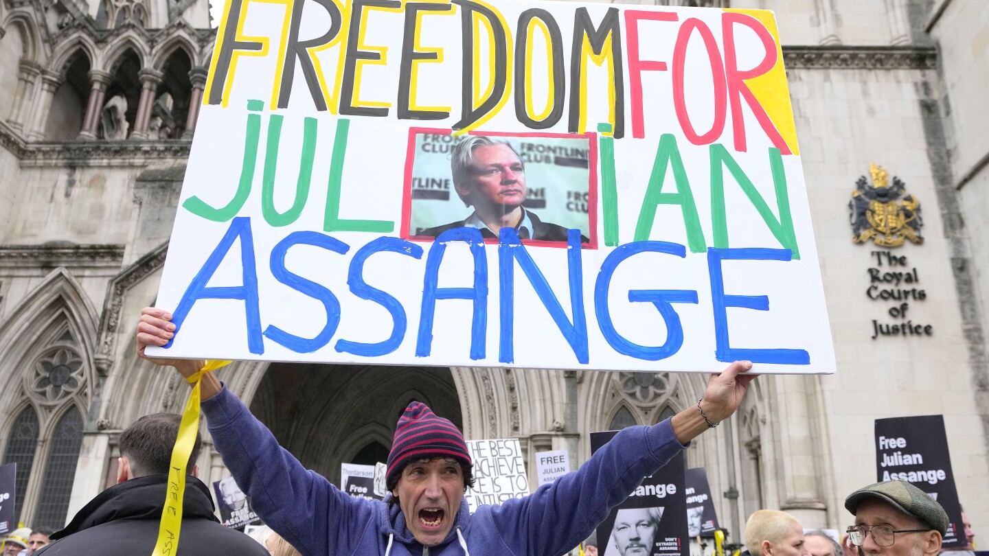 WikiLeaks' Money Trail: How It's Raising Money for Snowden & Assange