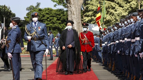 El presidente iraní Ebrahim Raisi llega al palacio presidencial de Uganda, à Entebbe, Ouganda, le 12 juillet 2023. (AP Foto/Hajarah Nalwadda)