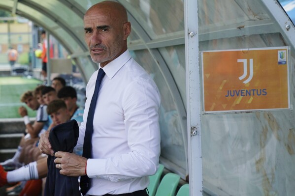 El técnico uruguayo Paolo Montero en la banca en Sassuolo, Italia, el 2 de junio de 2023. Montero, entrenador del equipo Sub19, fue designado como técnico interino del primer equipo para los últimos dos partidos de la temporada. (Spada/LaPresse vía AP)