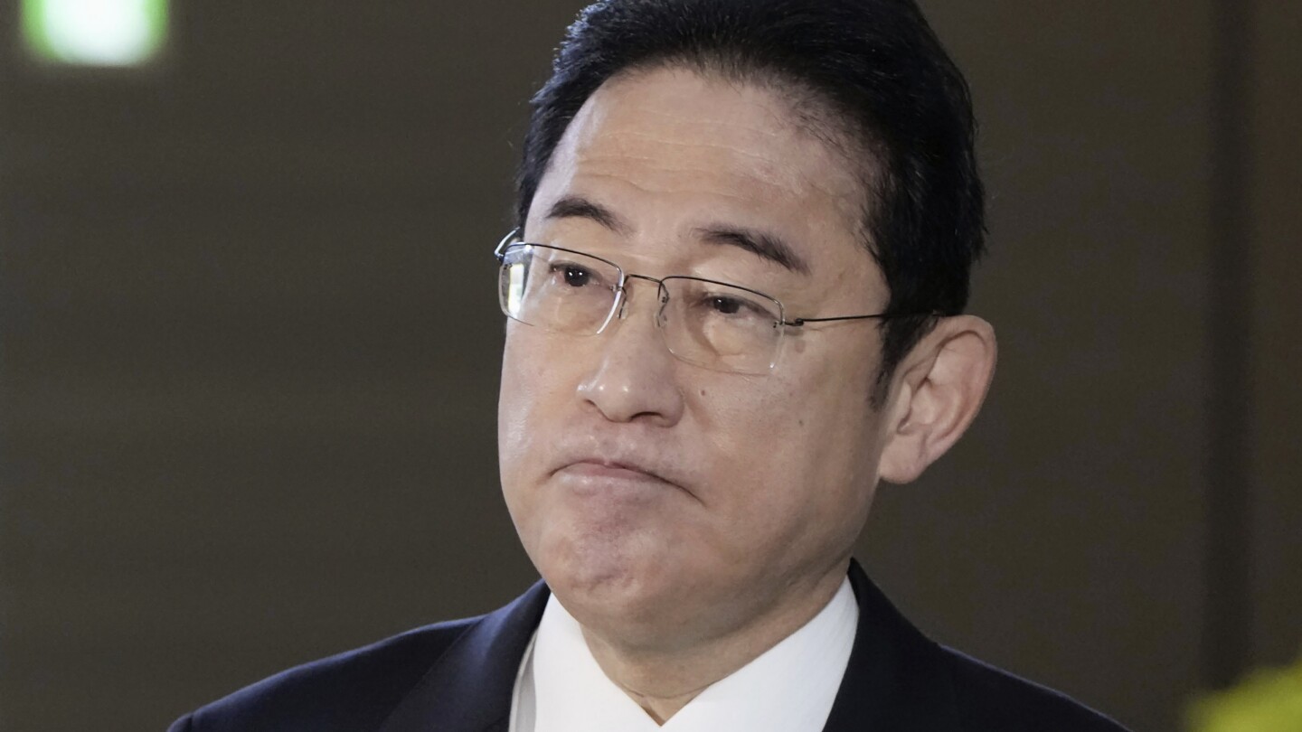 Кишида обещава, че ще предприеме подходящи стъпки преди разместването на кабинета, за да се справи с партиен скандал