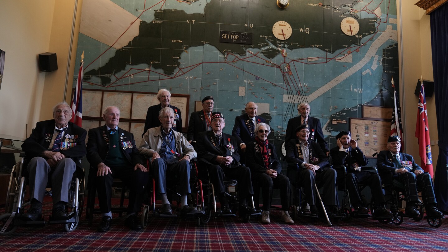 Спомняйки си с тъга, британските ветерани от Деня D си припомнят войната, която са видели и познавали