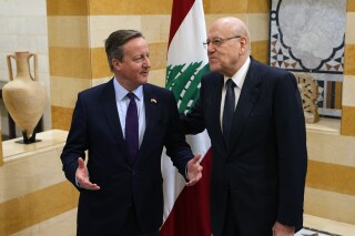 El secretario de exteriores británico David Cameron (i) con el primer ministro libanés Najib Mikati en Beirut, el 1 de febrero de 2024. (Foto AP/Bilal Hussein)
