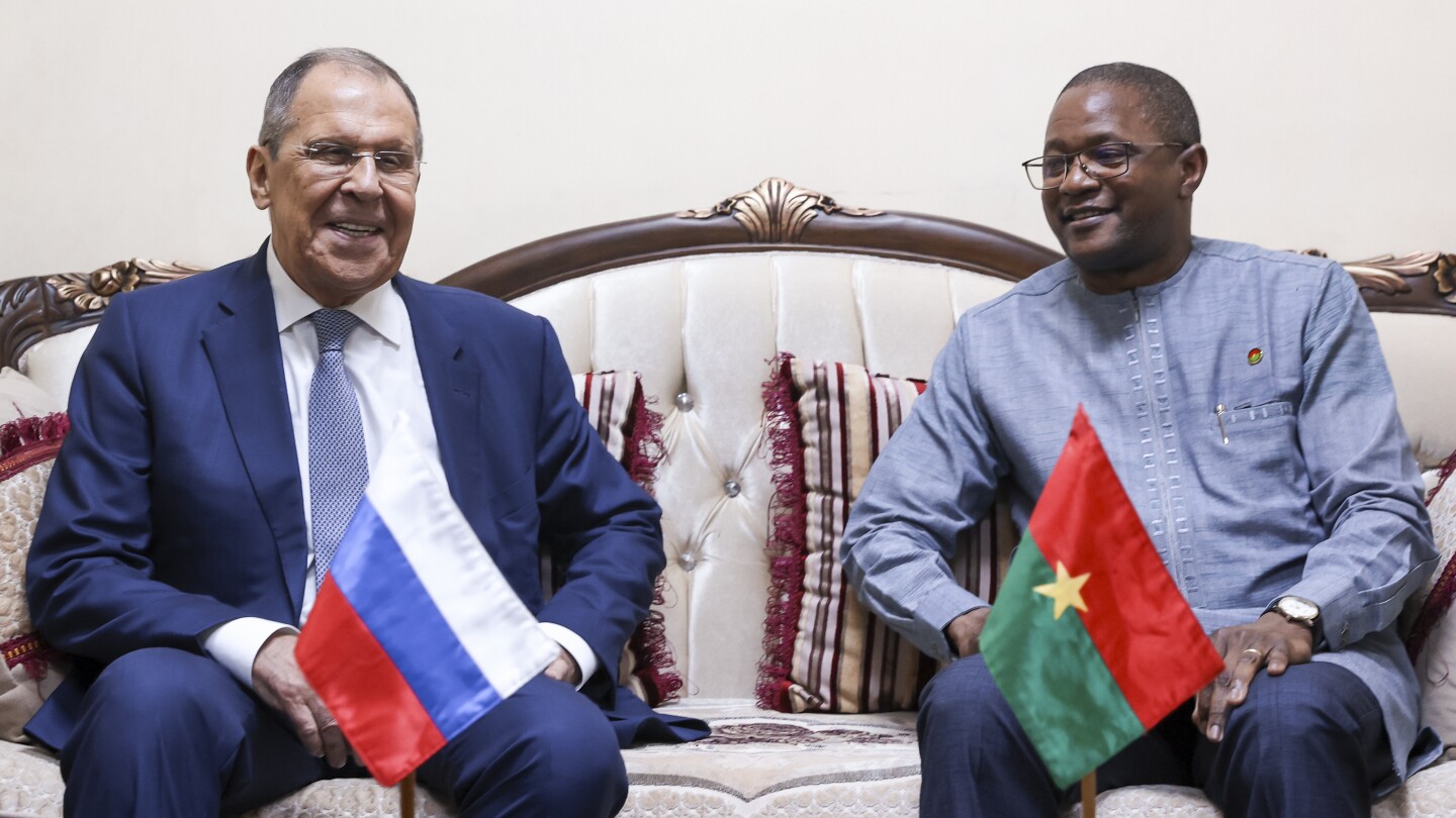 УАГАДУГУ Буркина Фасо AP — Руският външен министър обеща в