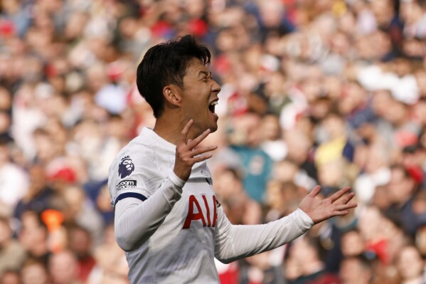 Son Heung-min festeja tras anotar el segundo gol de Tottenham en el empate 2-2 contra Arsenal en la Liga Premier, el domingo 24 de septiembre de 2023. (AP Foto/David Cliff)