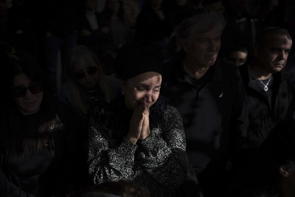 Familiari e amici piangono la tomba del soldato israeliano tenente Yaakov Elyan durante il suo funerale nel cimitero di Kiryat Shaul a Tel Aviv, Israele, dove Hamas sta combattendo i militanti palestinesi in una guerra innescata dall'attacco a Israele il 7 ottobre.  (AP Photo/Strana politica)