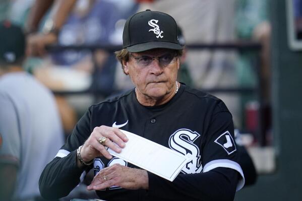 White Sox pitcher Lance Lynn and coach Joe McEwing argue in dugout