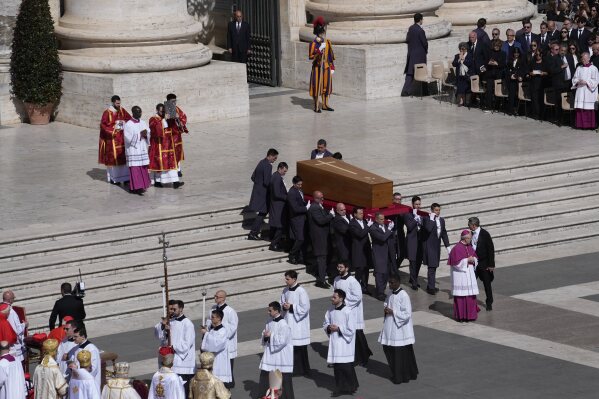 El féretro del papa Francisco es llevado a la Plaza de San Pedro para su funeral, el sábado 26 de abril de 2025. (AP Fhoto/Gregorio Borgia)