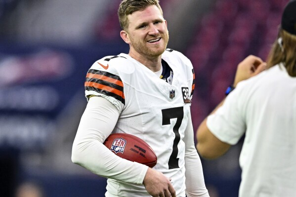 FILE - Cleveland Browns placekicker Dustin Hopkins (7) reacts prior to an NFL football game against the Houston Texans, Dec 24, 2023, in Houston. Hopkins has agreed to a 3-year, $15.9 million contract extension with the Browns, a person familiar with the negotiations told The Associated Press, Monday, July 15, 2024. (AP Photo/Maria Lysaker, File)