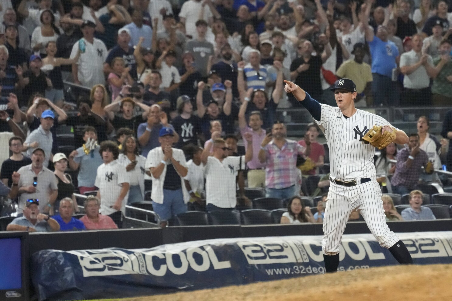 GIF: Yankee fan freaks out after not catching home run ball