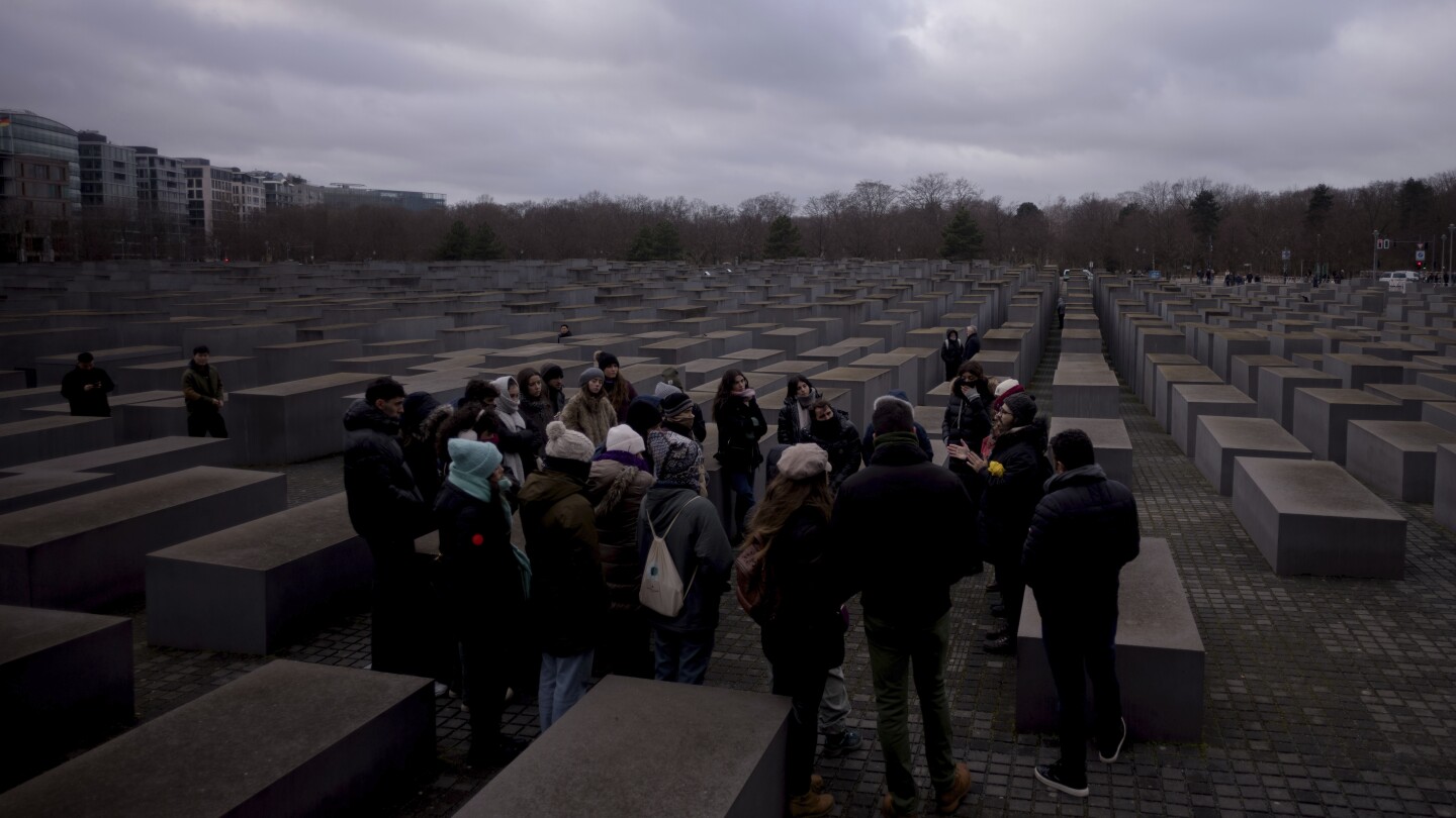 БЕРЛИН (АП) — Повече от 250 оцелели от Холокоста се