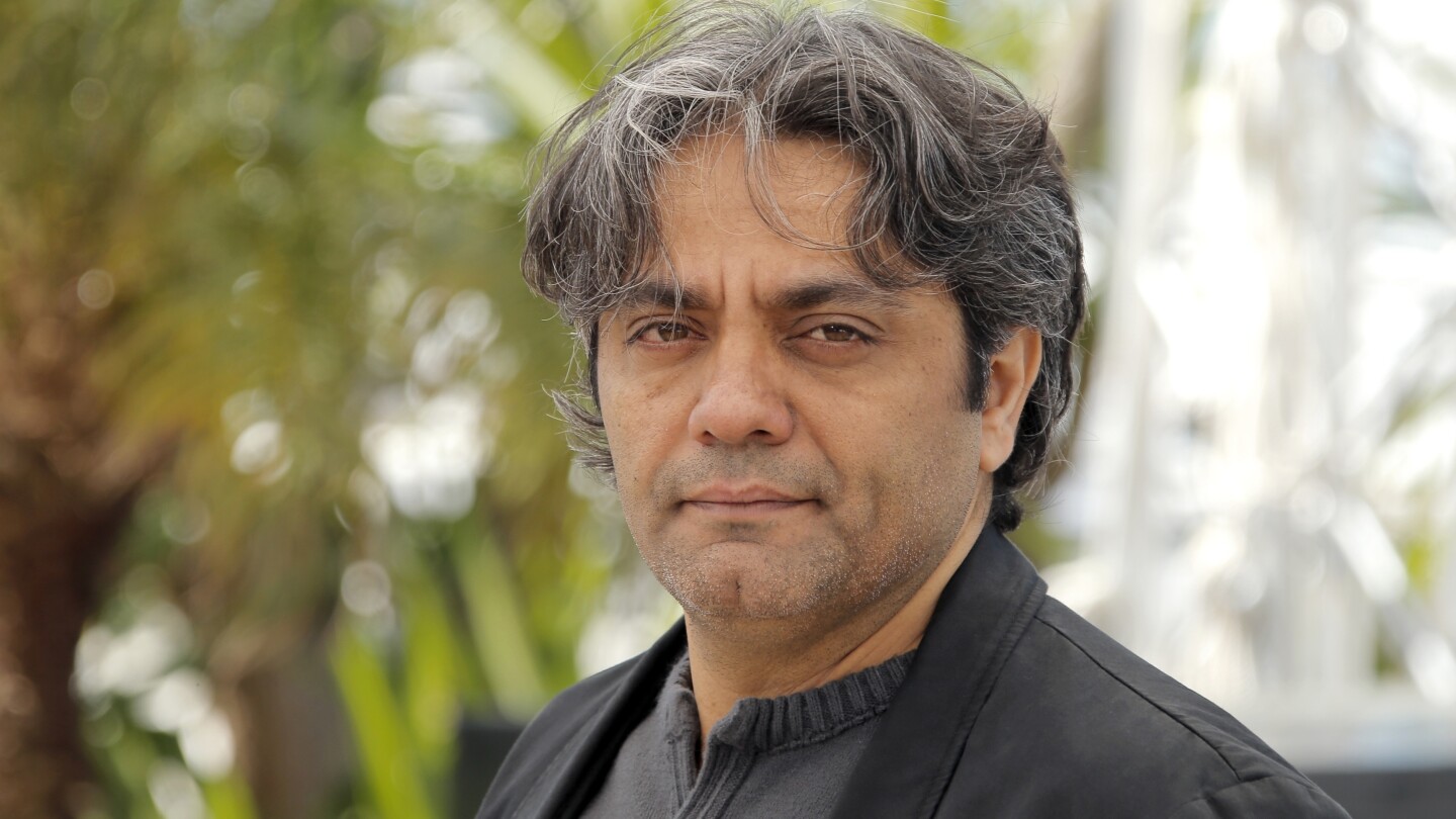 Награждаваният ирански режисьор Мохамад Расулоф беше осъден на осем години