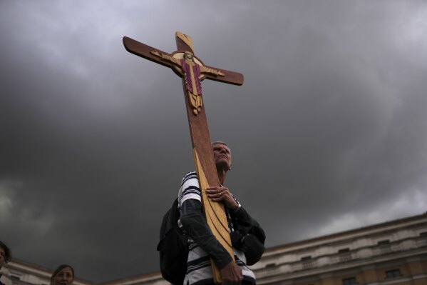 Group of faithful arrive at St. Peter's Square at the Vatican where 133 cardinals gather on the second day of the conclave to elect successor of late Pope Francis, Thursday, May 8, 2025. (AP Photo/Francisco Seco)